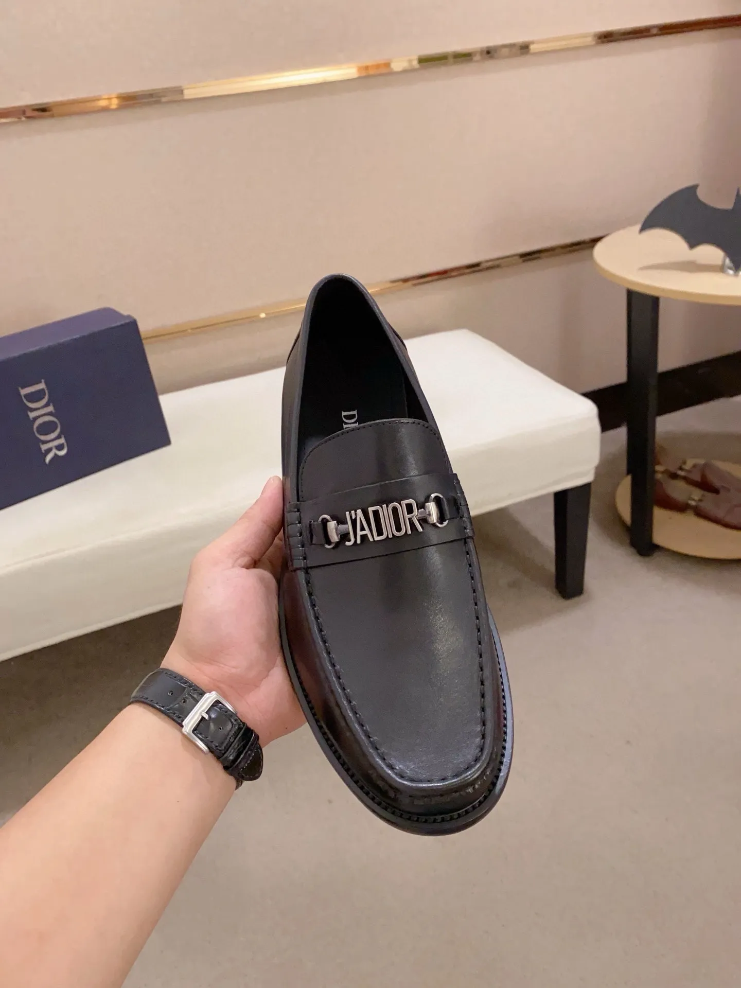 Factory price: 270 men's shoes 💰 High-end version of Dior Dior's new series. Famous actors and Internet celebrities wear super popular designs. They are designed with the sculptures of French artist Niki de Saint Phalle as rings. Material: Imported original material ➕Painted cowhide Foot pads: cowhide Outsole: Rubber outsole Men's shoe size: 38~44 Can be customized to size 45